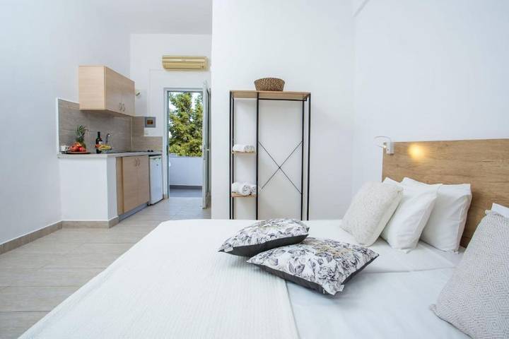 Holiday rental for 2 people, with garden and balcony as well as pool in Faliraki