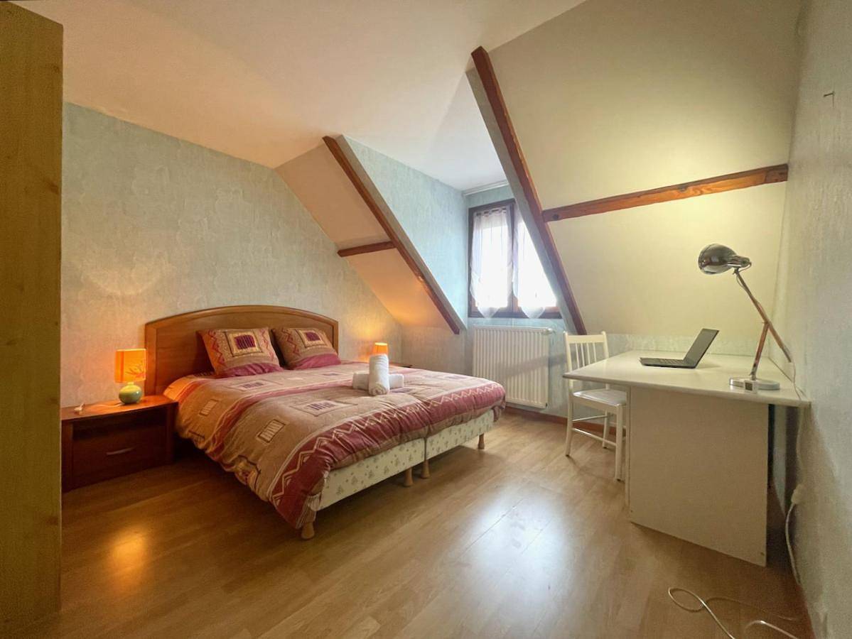 Three-Bedroom House in Breuillet (Essonne), Essonne