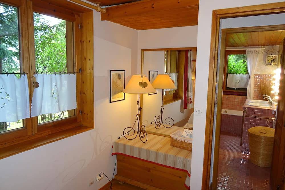 Cosy chalet at the foot of the slopes in Puy-Saint-Vincent, Écrins National Park