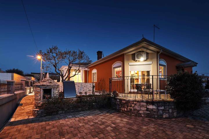 Casa de vacaciones con aire acondicionado, terraza y jacuzzi in Zambratija, Region de Umag