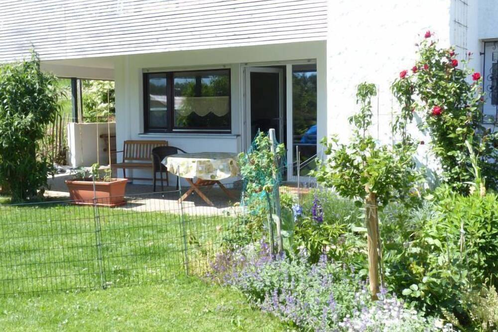 Geheel appartement, Vacation apartment, 1 bedroom, 1 living room, terrace with garden, max. 2 persons in Lichtenstein, Neckar-Alb