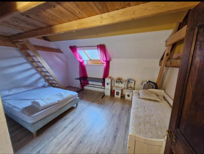 Location de vacances pour 29 personnes, avec Balcon et Terrasse ainsi que Jardin et Piscine à Faucon-de-Barcelonnette - 2