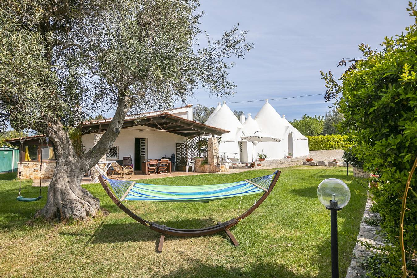 La Casa Sulla Roccia Trulli Pool in Monopoli, Region de Bari