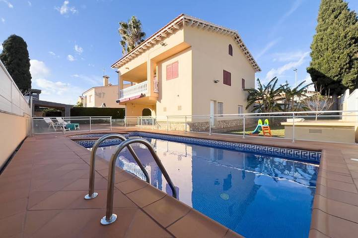 Ferienhaus für 5 Personen, mit Balkon und Pool sowie Garten