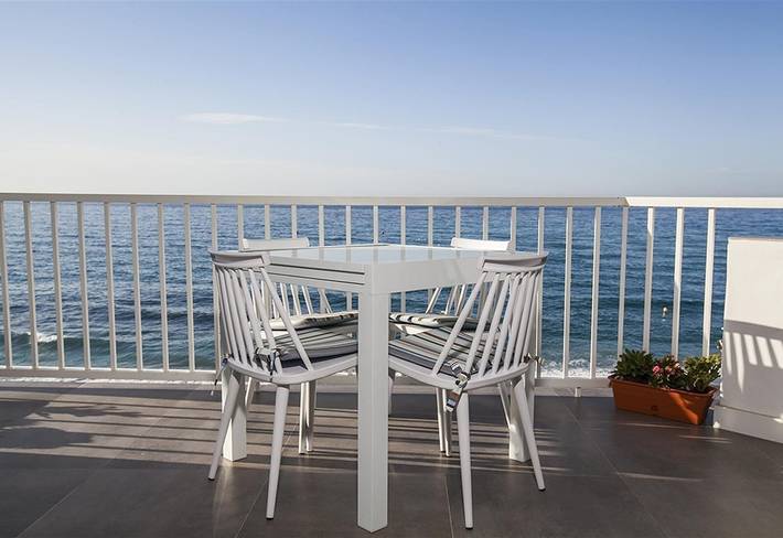 Entire apartment, Apartment on the Beach with Sea Views, Balcony, Shared Pool & Wifi in Playa de la Torrecilla, Nerja