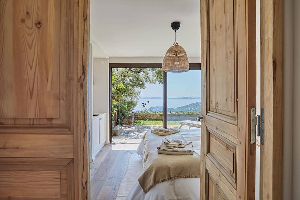 Villa vue mer fantastique domaine privé Gaou Bénat superbement rénovée piscine in Cap Bénat, Bormes-les-Mimosas