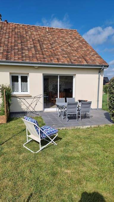 Gîte pour 4 personnes, avec terrasse ainsi que vue et jardin dans Bellebrune