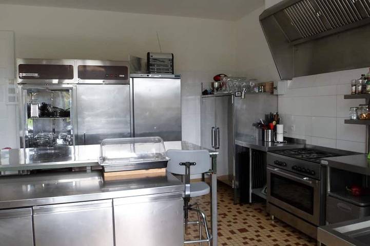 Château pour 18 personnes, avec jardin ainsi que jacuzzi et piscine dans le Puy-de-Dôme - 2