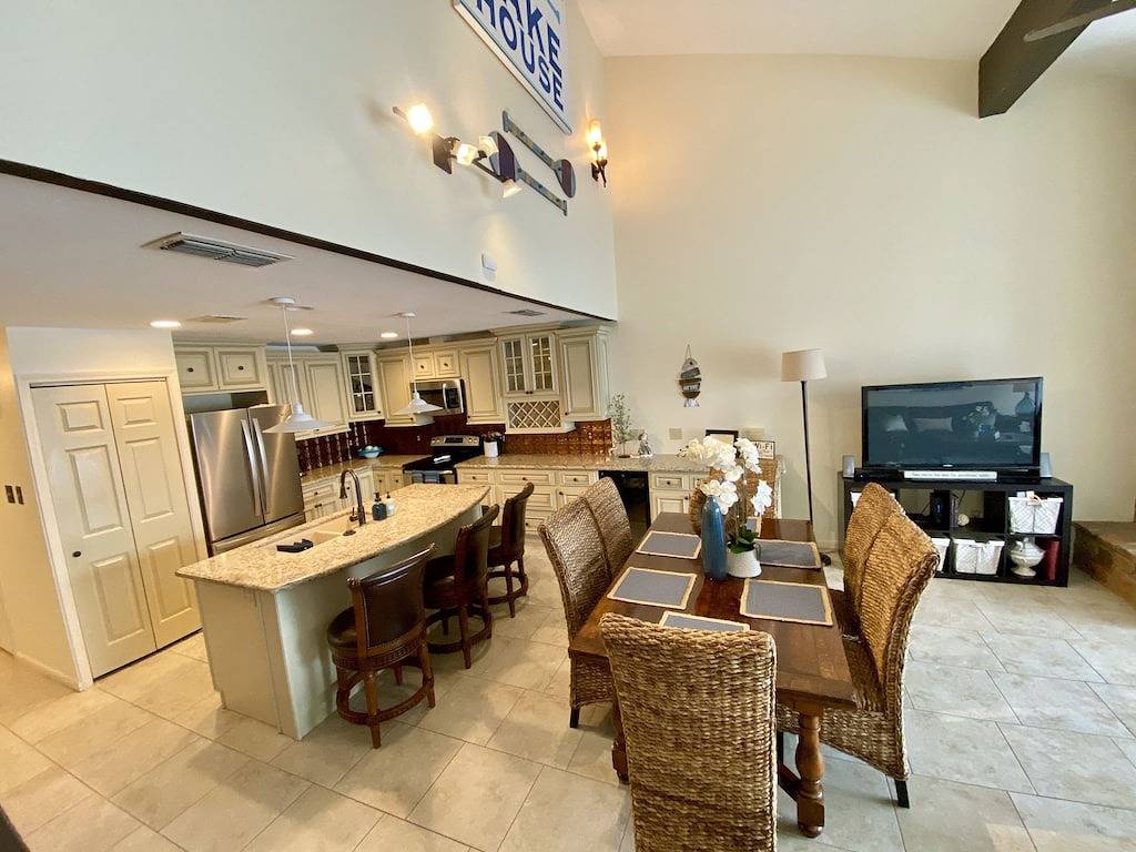 Ganze Wohnung, Wunderschöne Waterfront, aktualisierte Wohnung! Golf, Angeln, Bootfahren, Tennis oder Entspannen. in Lake Conroe