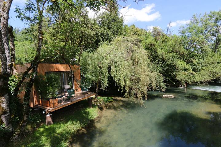 Gîte pour 2 personnes, avec Jacuzzi et Terrasse ainsi que Jardin et Sauna à Salives