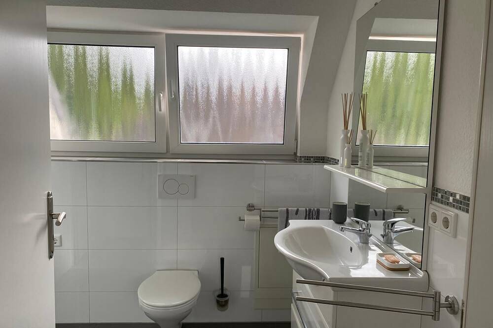 Ganze Wohnung, 2 Zimmer.-Ferienwohnung mit großer Dachterrasse in Ratingen, Nordrhein-Westfalen