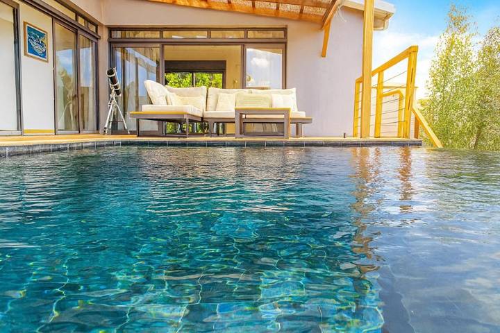Villa pour 4 personnes, avec piscine et jardin ainsi que sauna et jacuzzi