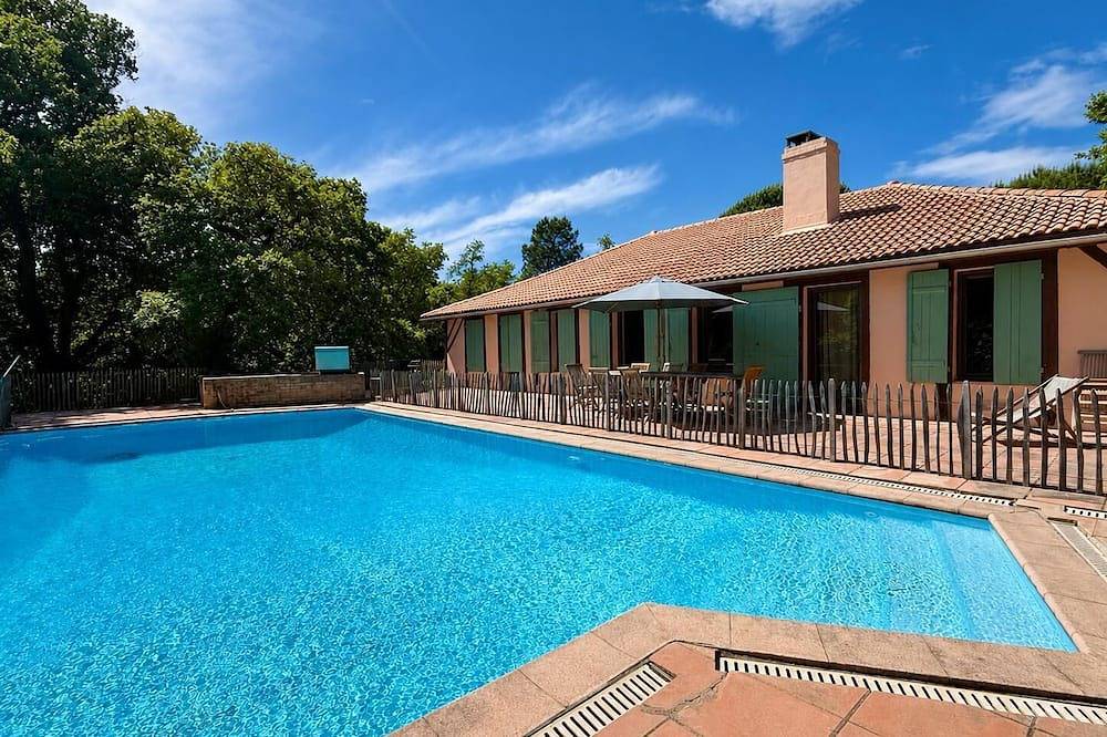 Maison Landaise sleeps 14 Airial swimming pool tennis bowling green near lake & ocean in Ychoux, Landes