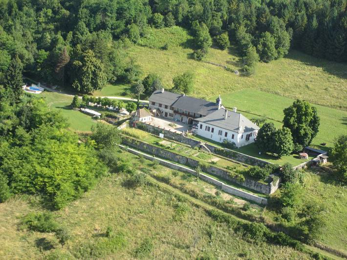 Gîte pour 6 personnes, avec piscine et terrasse, animaux acceptés dans l' Ain