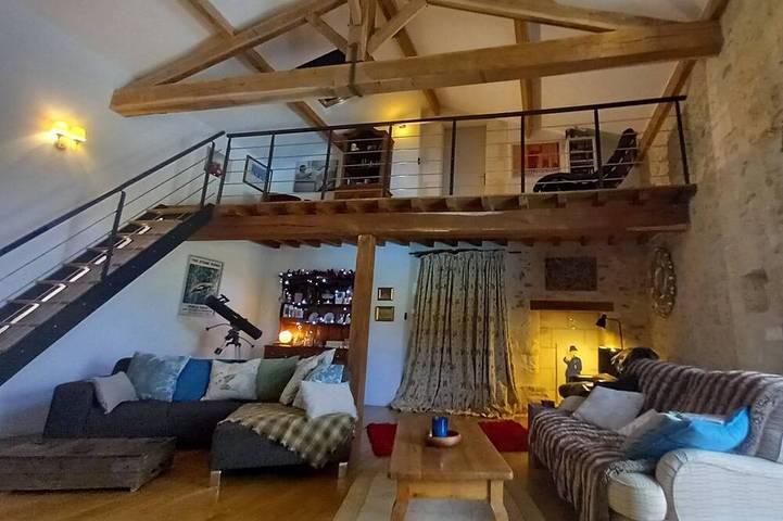 Gîte pour 12 personnes, avec terrasse ainsi que jardin et piscine