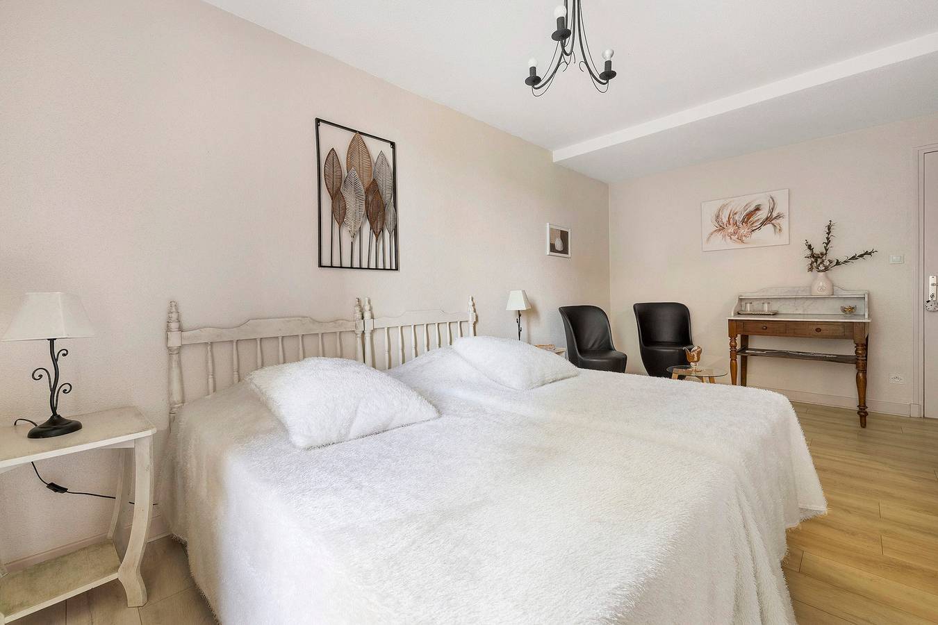 Chambre d’hôtes « Les Malvaux - Chambre Marron » avec piscine, terrasse partagées et Wi-Fi in Huriel, Région de Montluçon