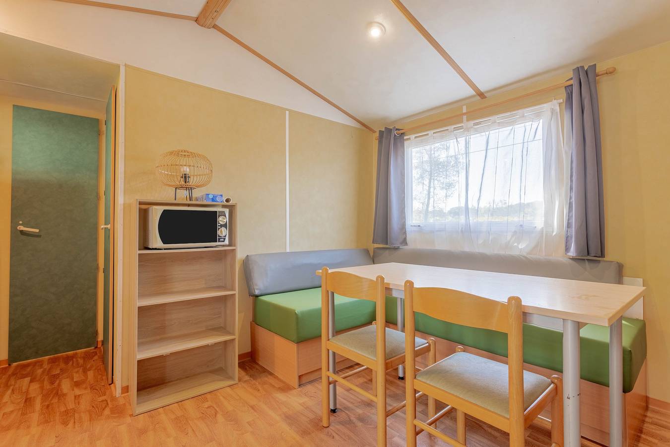 Mobile Home 'Mobilhome Oasis Village Puget Argen' with Shared Pool and Private Terrace in Roquebrune-sur-Argens, Mediterranean Coast (France)