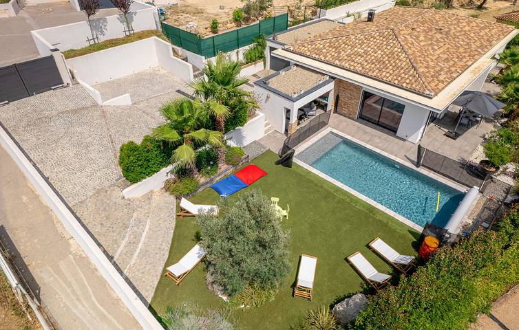 Location de vacances pour 8 personnes, avec jardin ainsi que piscine et terrasse à Solliès-Toucas - 4