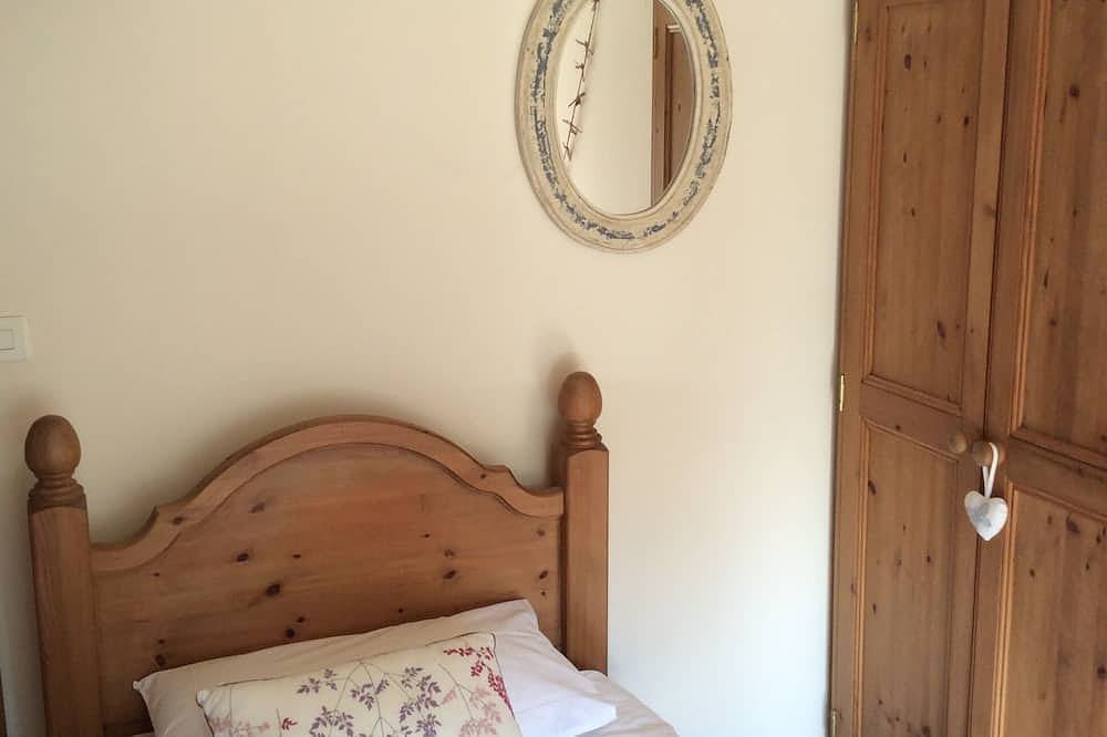 Gite attached to 15th Century Manor with heated pool and fishing lake in Plumaudan, Région de Dinan