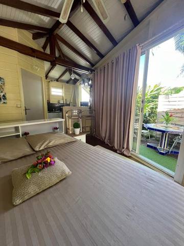 Gîte pour 2 personnes, avec piscine ainsi que vue et jardin à Les Trois-Îlets