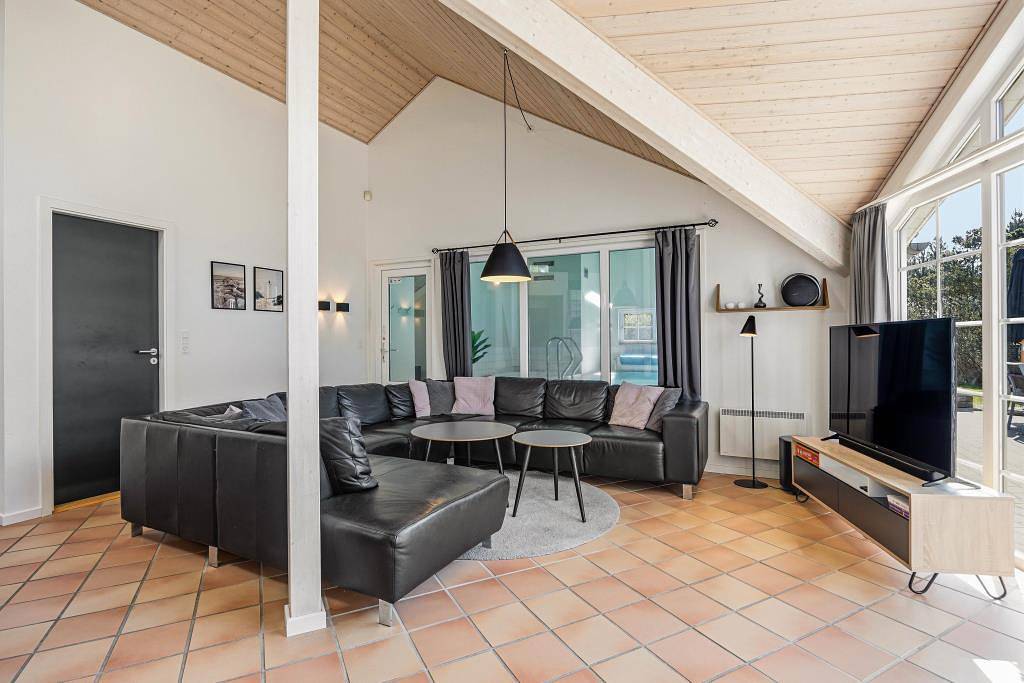 Your holiday home in Blåvand with pool, sauna and room for 12 in Blavand, Varde Region
