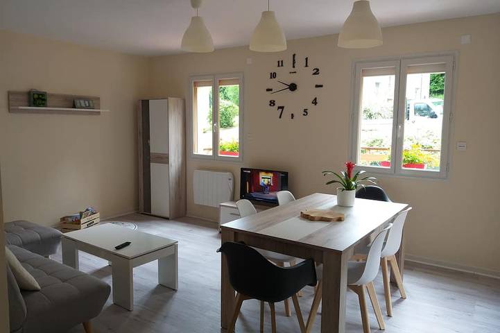 Gîte pour 6 personnes, avec Terrasse et Jardin dans Valserhône