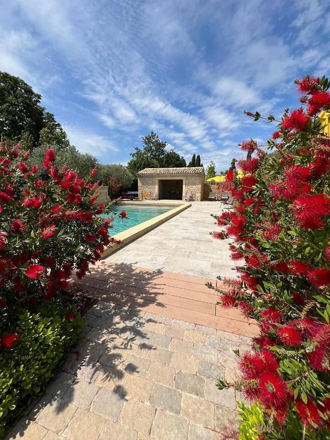 Location de vacances pour 16 personnes, avec terrasse et jacuzzi ainsi que jardin et piscine, animaux acceptés à Grans