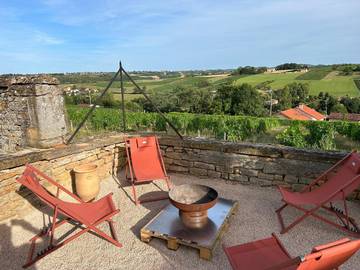 Maison d’hôte pour 4 personnes, avec terrasse et vue ainsi que jardin et piscine à Pouilly-le-Monial