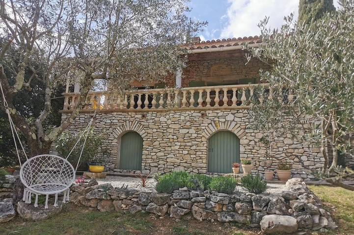 Location de vacances pour 5 personnes, avec jardin et terrasse à Saint-André-de-Roquepertuis