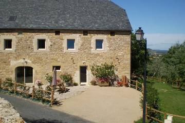 Gîte pour 9 personnes, avec terrasse et jardin à Sévérac-l'Église