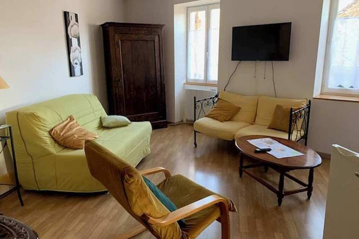 Gîte pour 2 personnes, avec terrasse dans Jalogny