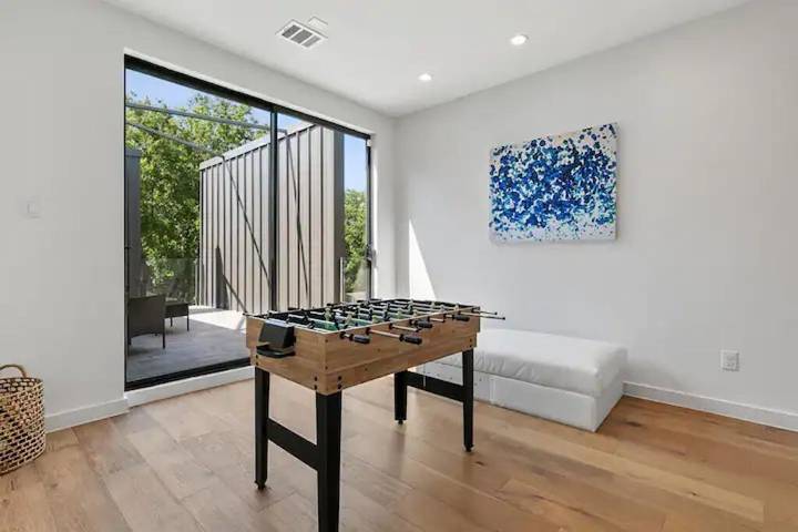 Vacation house for 24 people, with yard and balcony in Dallas