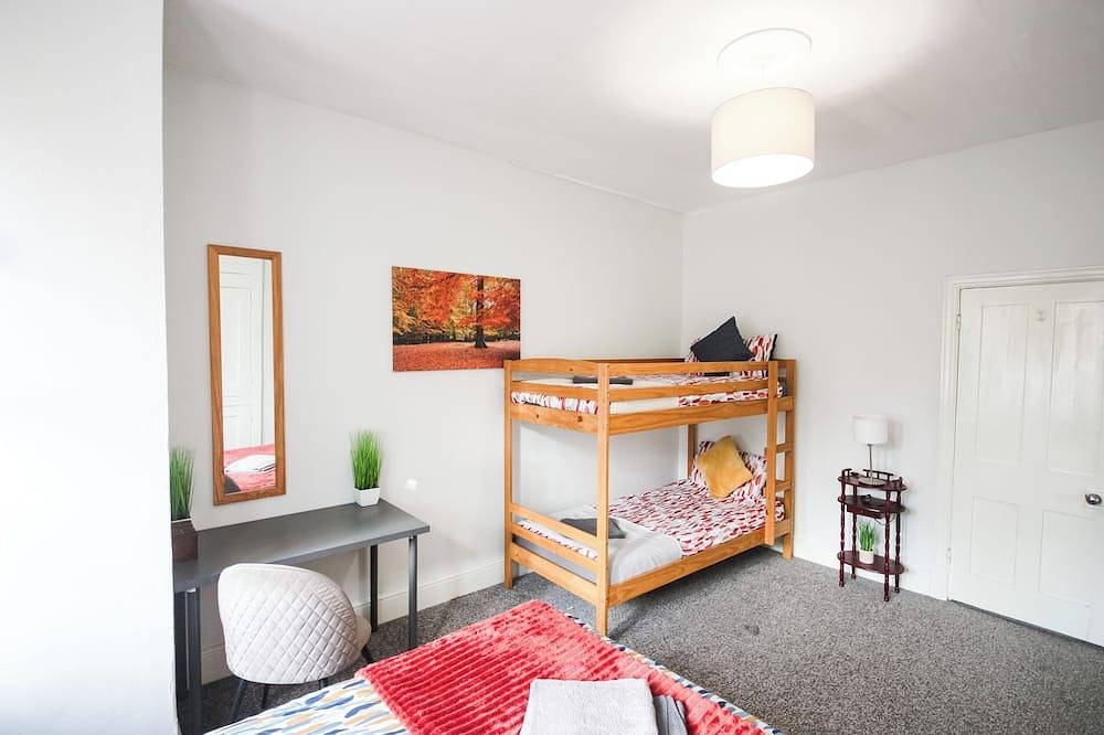 Entire apartment, Charming Apt Sleeps 6 With Free Parking in Folkestone, Kent
