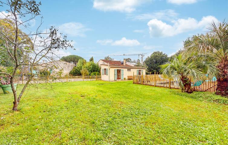 Gîte pour 7 personnes, avec jardin ainsi que terrasse et piscine à Rioux