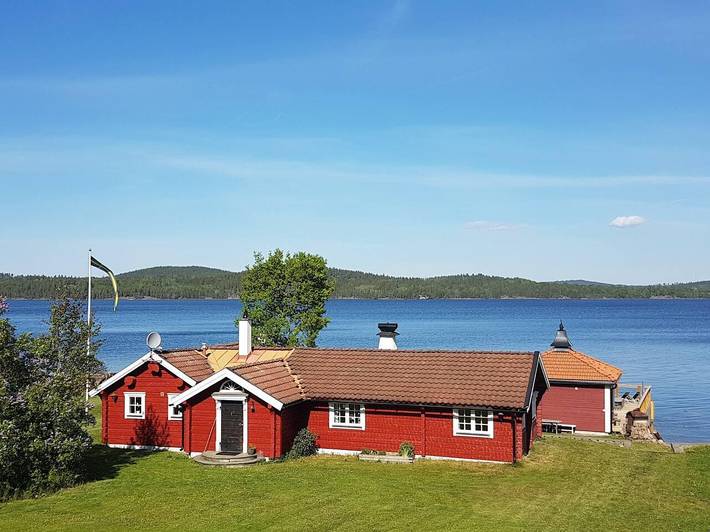 Cottage for 6 people, with Hot tub and Terrace as well as Lake view in Sweden
