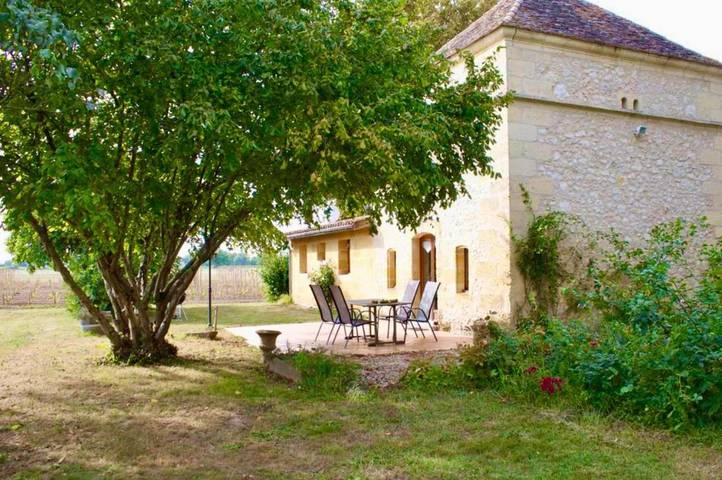 Location de vacances pour 4 personnes, avec piscine ainsi que vue et jardin à Flaujagues - 2