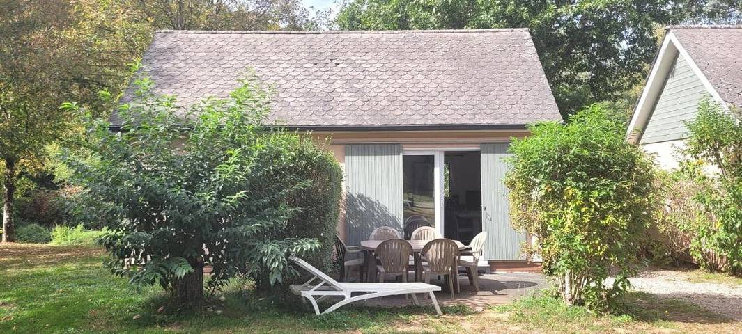 Location de vacances pour 5 personnes, avec Terrasse et Jardin ainsi que Piscine et Vue à Grand-Vabre