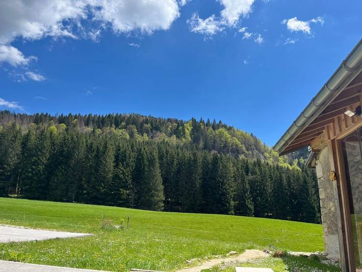 Gîte pour 2 personnes, avec Jacuzzi et Terrasse ainsi que Jardin et Vue à La Pesse