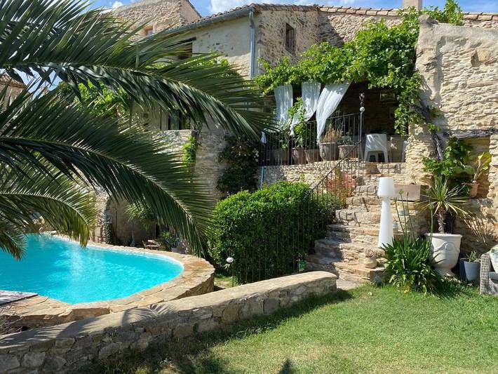 Gîte pour 2 personnes, avec piscine ainsi que vue et terrasse à Saint-Pons-la-Calm