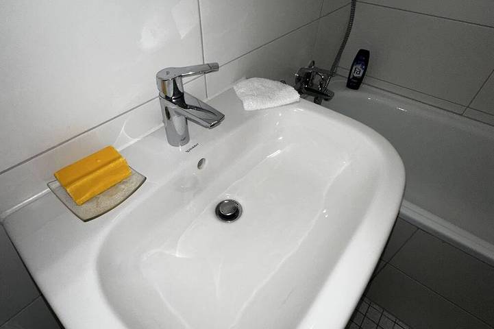 Ganze Wohnung, Ganz Oben in Oberkassel - Neues Bad Neue Küche! - gerne auch längerfristig! in Düsseldorf, Düsseldorf und Umgebung