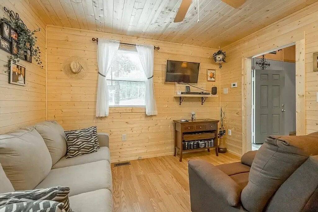 The Private Reserve Cabin, Hot Tub, Pet Friendly, Secluded in Grundy County