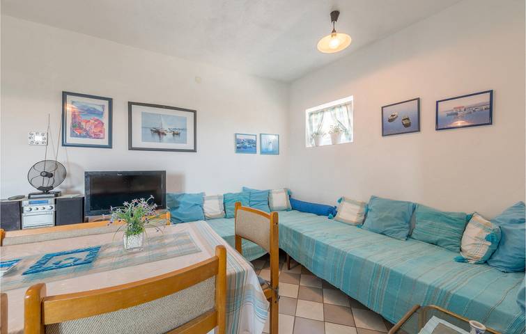 Ganze Ferienwohnung, Apartment am Meer mit Terrasse, Küche und guter Anbindung an Vodice in Tribunj, Šibenik-Knin