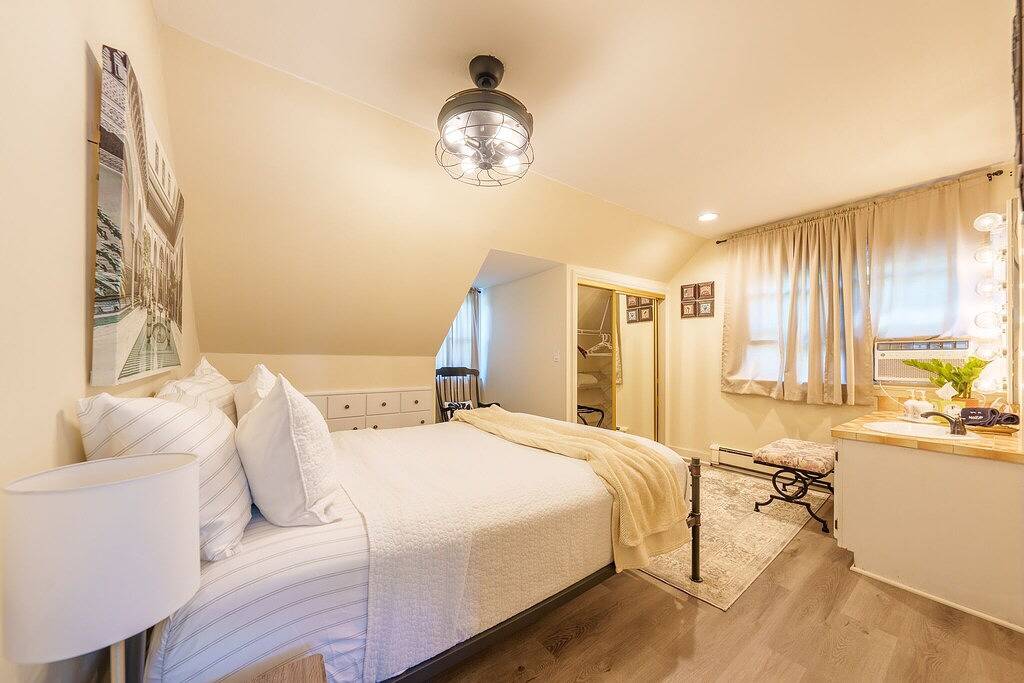 Prime Location, Private Loft Apartment. Well-Appointed for Comfort & Convenience in West Windsor Township, Mercer County