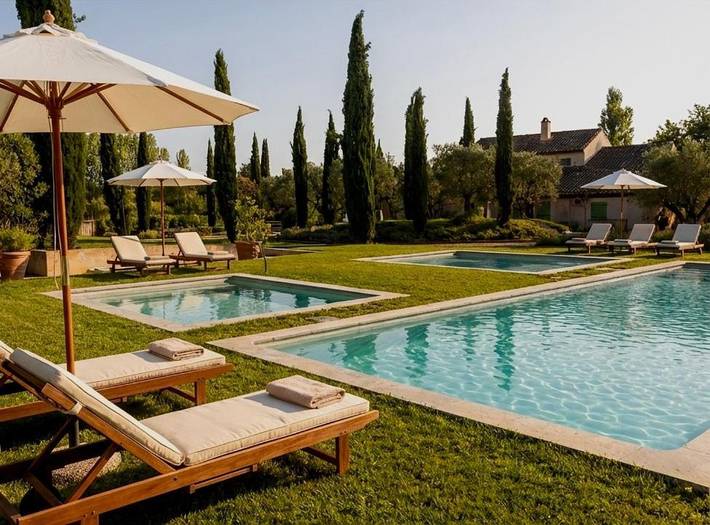 Appart’hôtel pour 9 personnes, avec Balcon et Jacuzzi ainsi que Terrasse et Jardin à Pertuis