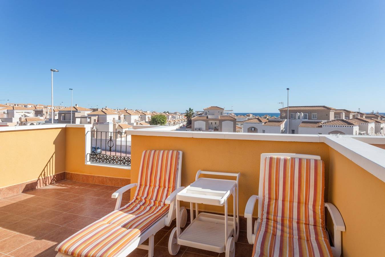 Casa de vacaciones "Sophia" con vistas al mar, piscina, Wi-Fi, aire acondicionado, terraza y jardín in Las Calas, Torrevieja