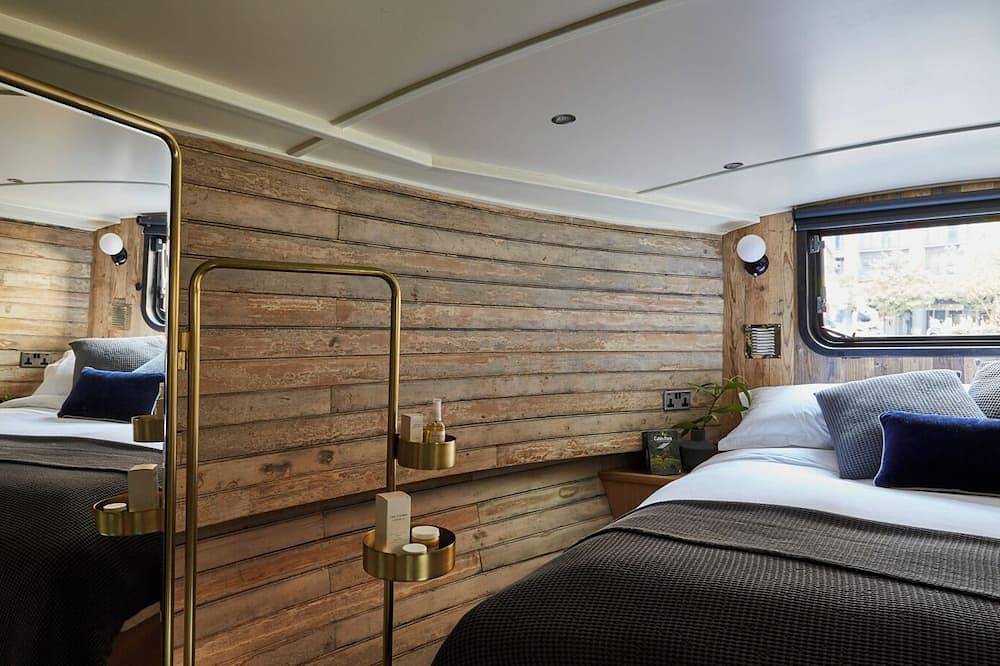 Boutique boat hotel moored on the Floating Pocket Park in West London. in Hackney, London