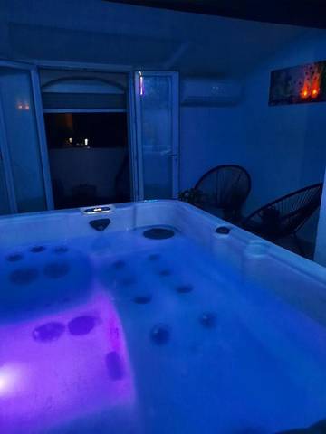 Hôtel pour 2 personnes, avec jacuzzi et terrasse à Saint-Mitre-les-Remparts
