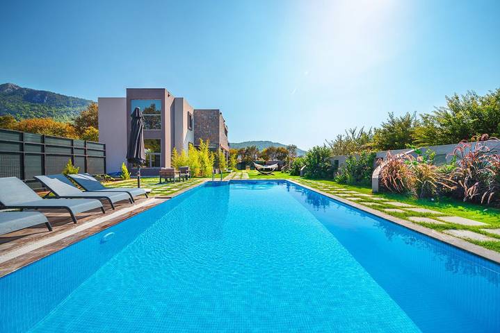 Chalet para 4 personas, con jardín y jacuzzi además de terraza y piscina - 1