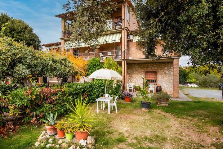 Farmhouse 'Tramonto' with Private Terrace, Wi-Fi and Air Conditioning in Monteriggioni, Chianti