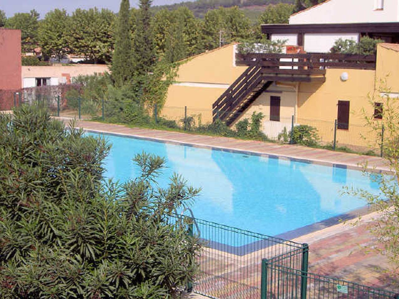 Entire apartment, Charming 6-Pers Apartment with Pool Access, A/C, Terrace, and Parking in Cap d'Agde, Agde